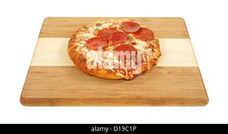 Un cucinato al momento personale di spessore di dimensione pan pizza su un legno tagliere. Foto Stock