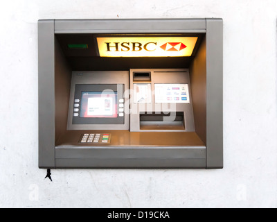 Bancomat ATM foro nella parete Automatic Teller HSBC Bank illuminato di luce della sera Foto Stock