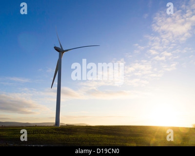 Uno dei cinque 2MW REPOWERING MM92 turbine eoliche presso la cucitrice North Yorkshire wind farm nella luce della sera Foto Stock