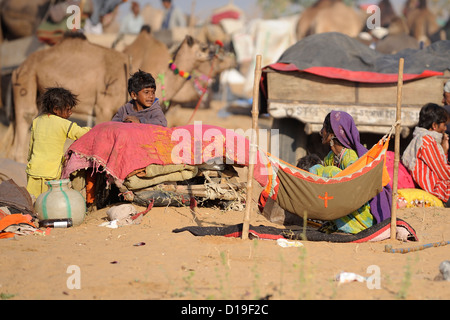 Camel herder con cammelli verso il Pushkar Camel Fair Foto Stock