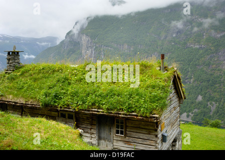 Maso di montagna di Skagefla, Geirangerfjorden, nei pressi di Geiranger, More og Romsdal, Norvegia, Patrimonio Mondiale dell UNESCO Foto Stock