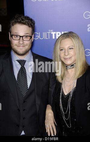 Seth Rogen, Barbra Streisand presso gli arrivi per colpa viaggio Premiere, Regency Village Westwood Theatre, Los Angeles, CA, 11 dicembre 2012. Foto Da: Michael Germana/Everett Collection Foto Stock