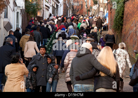 La ripida collina nel centro Lincoln City è affollata con un mix di acquirenti e di coloro che sono in città per il Mercato di Natale. Foto Stock
