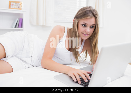 Donna bionda la digitazione sul laptop Foto Stock