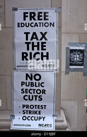 Poster su un pilastro vicino a occupare Londra anti-capitalista protestare camp fuori Cattedrale di San Paolo. Foto Stock