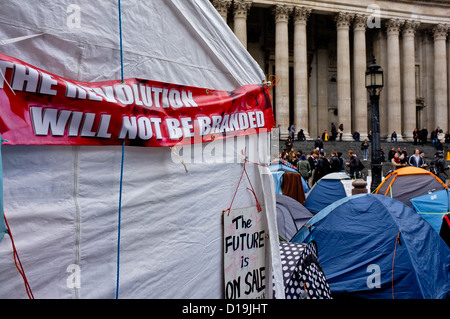 L'occupare Londra anti-capitalista protestare camp fuori Cattedrale di San Paolo nel novembre 2011. Foto Stock