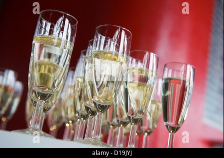 Riempite i bicchieri di champagne su un tavolo Foto Stock