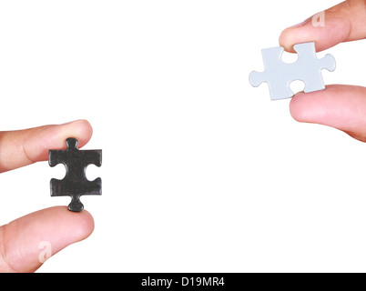 Mani e puzzle, isolati su sfondo bianco Foto Stock