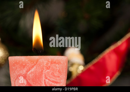 Christmas candle sulla festosa Natale tabella Foto Stock