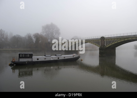 Chiatta ormeggiata sul fiume Tamigi, vicino a Richmond bridge rampa, visto su un nebbioso giorno in inverno Foto Stock