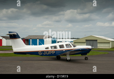 Piper PA-32RT-300 lancia II in rullaggio a Halfpennygreen Airfield Bobbington, West Midlands. In Inghilterra. SCO 8880 Foto Stock