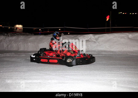 La notte di ghiaccio-karting su una pista congelata di ghiaccio a Tignes, Francia Foto Stock