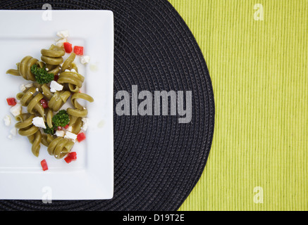 Gli spinaci trottole insalata di pasta sulla piazza piastra bianca