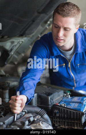 Lavorazione meccanica su auto a motore Foto Stock