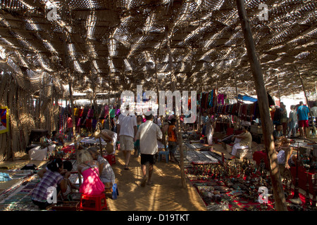 Argento e gioielli tibetani sezione ad Anjuna Flea market. Goa in India Foto Stock