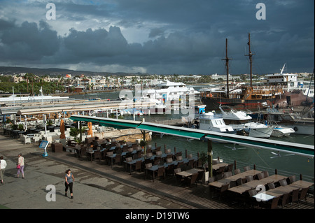 Aria di tempesta oltre il lungomare a Paphos Cipro Cloud raccoglie come una tempesta si avvicina Foto Stock