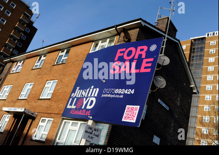 Justin Lloyd in vendita agenti immobiliari bordo al di fuori del blocco di appartamenti in Brighton Foto Stock