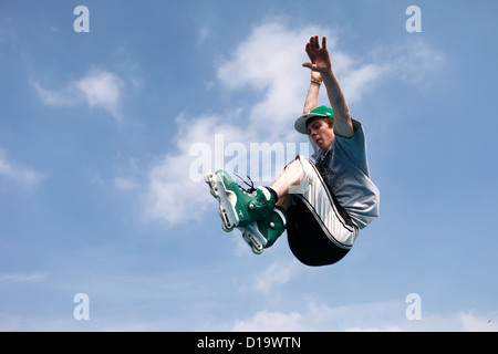 Skater Inline vola attraverso l'aria, dopo salta fuori da un kicker al White air festival, Brighton, Regno Unito. 19/09/2009 Foto Stock