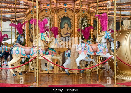 Italia; Firenze; Firenze; merry-go-round; giostra; cavalli in legno;antico Foto Stock