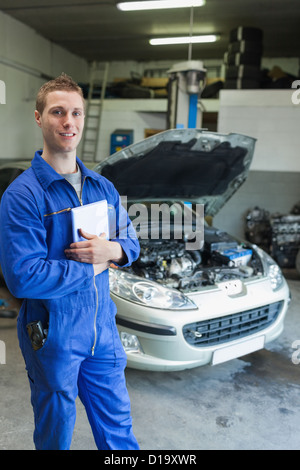 Auto meccanico con un computer tablet Foto Stock