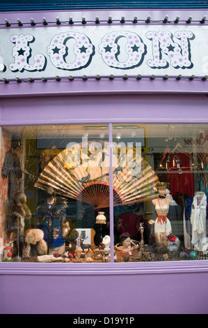 Salone boutique di abbigliamento femminile shop nel villaggio di Brixton, Londra Foto Stock