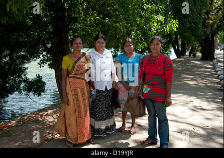 Gruppo di felice donna dello Sri Lanka che si prende una passeggiata intorno al lago in Kandy Sri Lanka Foto Stock