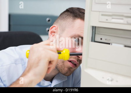 Ingegnere Informatico con la vite di fissaggio del driver cpu Foto Stock