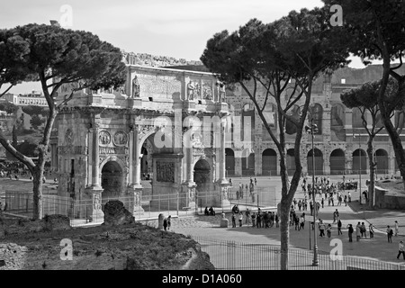 Roma - MARZO 23: Arco di Costantino di anno 315 situato tra il Colosseo Foto Stock