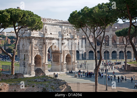 Roma - MARZO 23: Arco di Costantino di anno 315 situato tra il Colosseo e Palatino nel Marzo 23, 2012 nella ROM Foto Stock