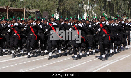 KARACHI, PAKISTAN, DIC 12: Vista della polizia commandos durante il passaggio dalla parata e di formazione presso la polizia Razzaqabad Training Center a Karachi il Mercoledì, 12 dicembre 2012. Sindh ispettore di polizia generale, Fayyaz Leghari riesaminata la parata e apprezza i funzionari ai loro sforzi. (S.Imran Ali/PPI immagini). Foto Stock