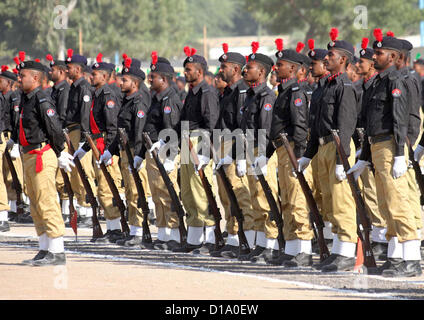 KARACHI, PAKISTAN, DIC 12: Vista di funzionari di polizia presenti guardia d'onore durante il passaggio dalla parata e di formazione presso la polizia Razzaqabad Training Center a Karachi il Mercoledì, 12 dicembre 2012. Sindh ispettore di polizia generale, Fayyaz Leghari riesaminata la parata e apprezza i funzionari ai loro sforzi. (S.Imran Ali/PPI immagini). Foto Stock