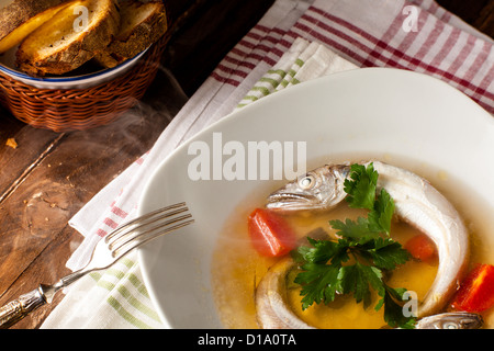 Ciambotto: Merluzzo bollito in brodo. Un piatto tradizionale della Puglia, Italia Foto Stock