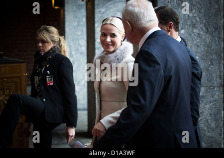 Oslo, Norvegia. 10/12/2012. Corona norvegese Principessa Mette Marit arriva al Premio Nobel per la pace cerimonia in Oslo. Foto Stock