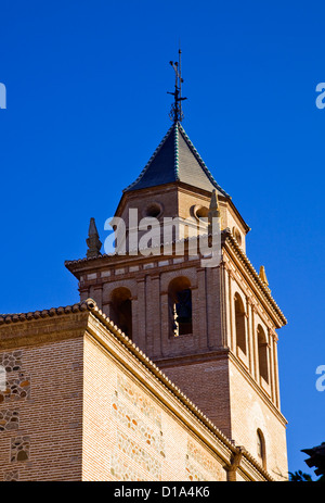 Chiesa di Santa Maria de Alhambra sulla Calle Real nell'Alhambra di Granada, Andalusia, Spagna Foto Stock