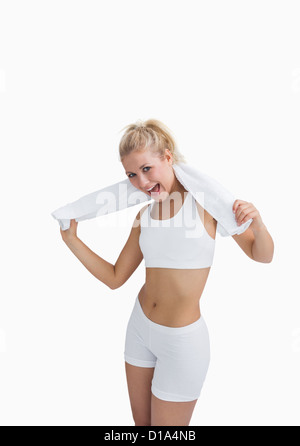 Excited donna sportswear holding asciugamano attorno al collo Foto Stock