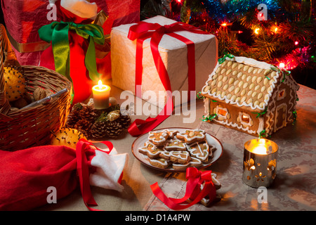 Vista della tavola di Natale con doni e con un albero di Natale Foto Stock