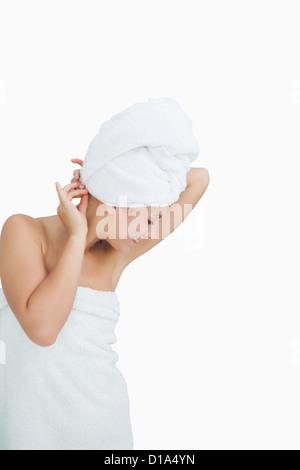 Felice giovane donna avvolta in asciugamano Foto Stock