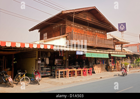 Strada con negozi tipici, Pai, Mae Hong Son Provincia, Thailandia Foto Stock