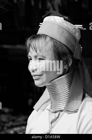 Una donna dalla Kayan gruppo di minoranza, Huai Seau Tao, Mae Hong Son Provincia, Thailandia Foto Stock