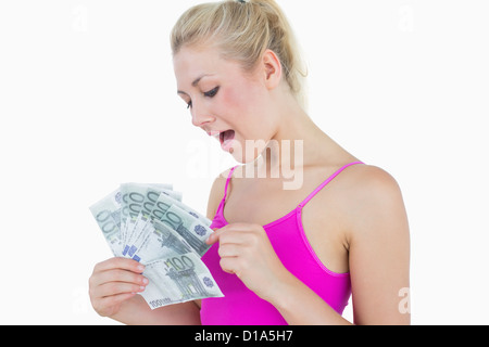 Giovane donna informale conteggio delle banconote in euro Foto Stock