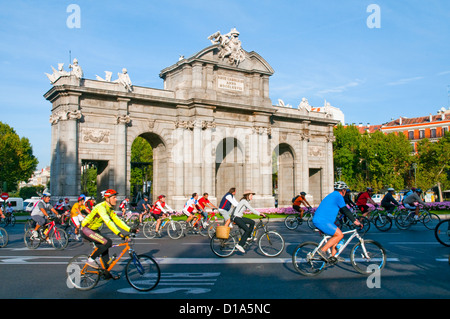 Persone a cavallo in bicicletta la bici parte. Alla Porta di Alcalá, Madrid, Spagna. Foto Stock