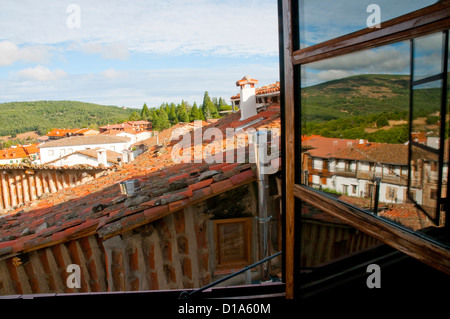 Vista del paese da una finestra aperta. Candelario, provincia di Salamanca, Castilla Leon, Spagna. Foto Stock
