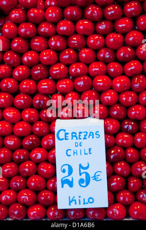 Le ciliegie provenienti dal Cile e il suo prezzo. San Miguel mercato, Madrid, Spagna. Foto Stock