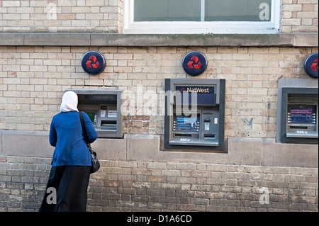 Le donne musulmane a natwest bancomat in Nottingham Foto Stock