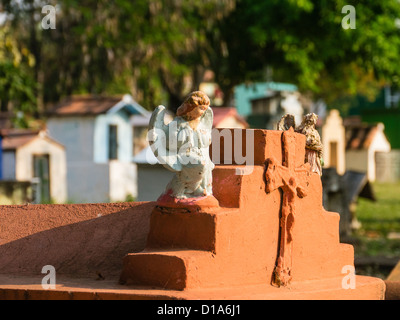 Dettaglio di un angelo sulla cima di un mausoleo nel cimitero comunale in Altos, Paraguay. Foto Stock