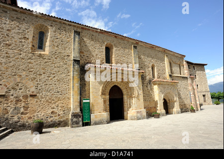 L ingresso del Monasterio de Santo Toribio de Liébana. Camaleño, Cantabria, Spagna. Foto Stock