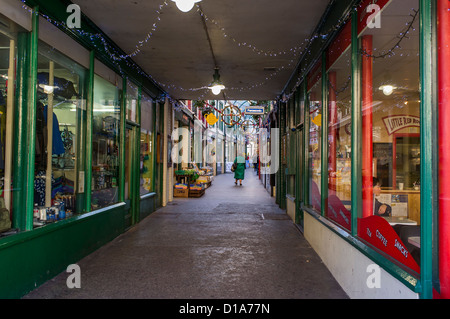 Okehampton Devon England. Il 9 dicembre 2012. Victorian Shopping Arcade a Okehampton con gli acquirenti di natale e i pedoni. Foto Stock