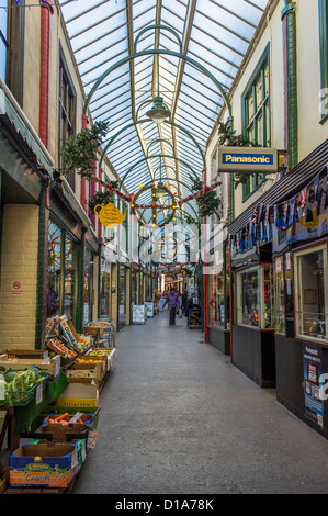 Okehampton Devon England. Il 9 dicembre 2012. Victorian Shopping Arcade a Okehampton con gli acquirenti di natale e i pedoni. Foto Stock