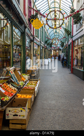 Okehampton Devon England. Il 9 dicembre 2012. Victorian Shopping Arcade a Okehampton con gli acquirenti di natale e i pedoni. Foto Stock