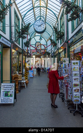 Okehampton Devon England. Il 9 dicembre 2012. Victorian Shopping Arcade a Okehampton con gli acquirenti di natale e i pedoni. Foto Stock